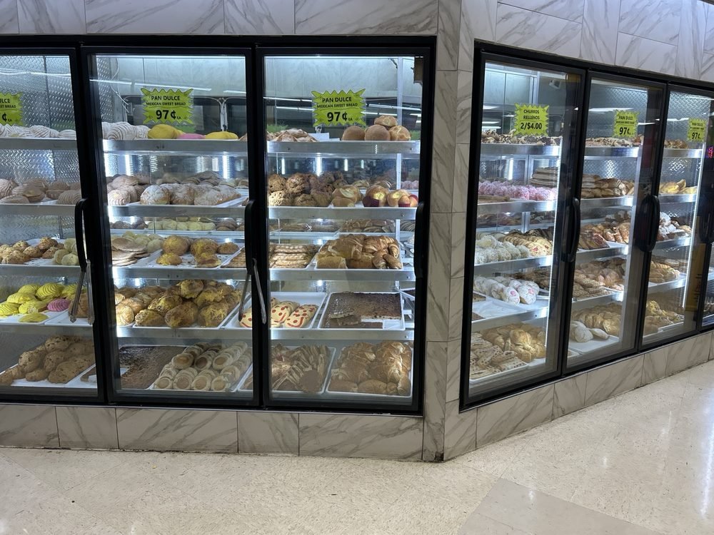 Supermercado Los Vaqueros Bakery Glass-front bakery display filled with baked goods at Supermercado Los Vaqueros